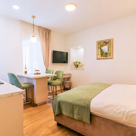 Apartment Luxury 2 Bedroom-2 Bathroom Apartment With Rooftop Terrace & Luxury Studio App