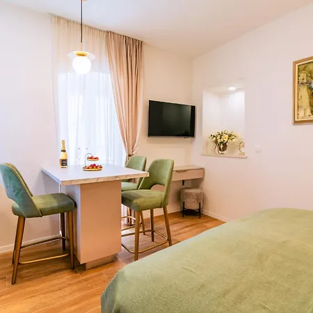 Luxury 2 Bedroom-2 Bathroom Apartment With Rooftop Terrace & Luxury Studio App Apartment *
