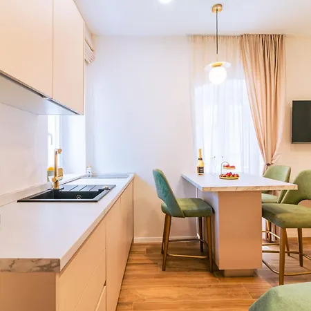 Apartment Luxury 2 Bedroom-2 Bathroom Apartment With Rooftop Terrace & Luxury Studio App *
