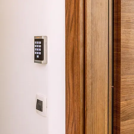 Luxury 2 Bedroom-2 Bathroom Apartment With Rooftop Terrace & Luxury Studio App Split