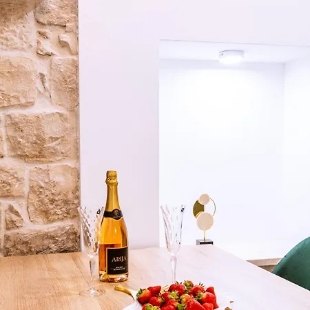 Luxury 2 Bedroom-2 Bathroom Apartment With Rooftop Terrace & Luxury Studio App