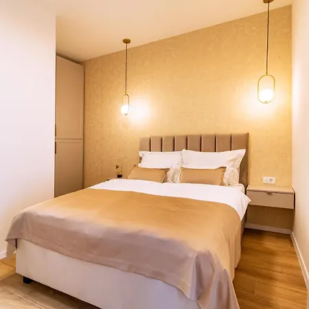 Luxury 2 Bedroom-2 Bathroom Apartment With Rooftop Terrace & Luxury Studio App Apartment *