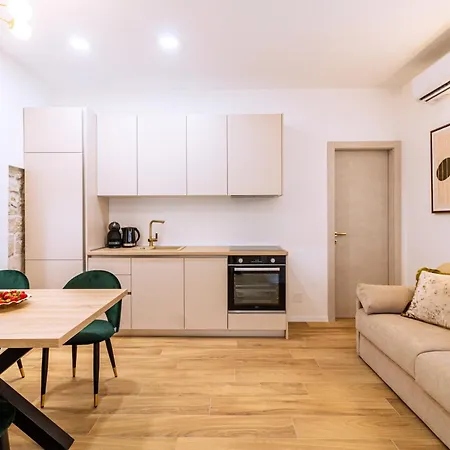 Luxury 2 Bedroom-2 Bathroom Apartment With Rooftop Terrace & Luxury Studio App Apartment Split