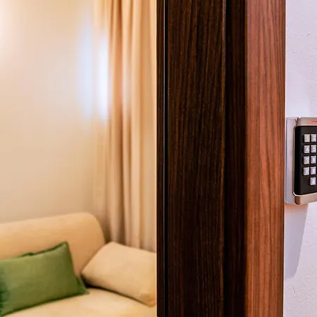 Luxury 2 Bedroom-2 Bathroom Apartment With Rooftop Terrace & Luxury Studio App *