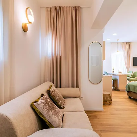 Luxury 2 Bedroom-2 Bathroom Apartment With Rooftop Terrace & Luxury Studio App *