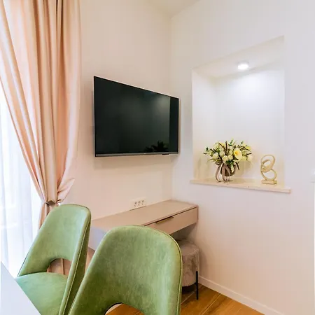 Apartment Luxury 2 Bedroom-2 Bathroom Apartment With Rooftop Terrace & Luxury Studio App *