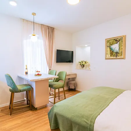 Luxury 2 Bedroom-2 Bathroom Apartment With Rooftop Terrace & Luxury Studio App Split