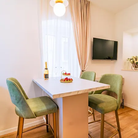 Luxury 2 Bedroom-2 Bathroom Apartment With Rooftop Terrace & Luxury Studio App Apartment