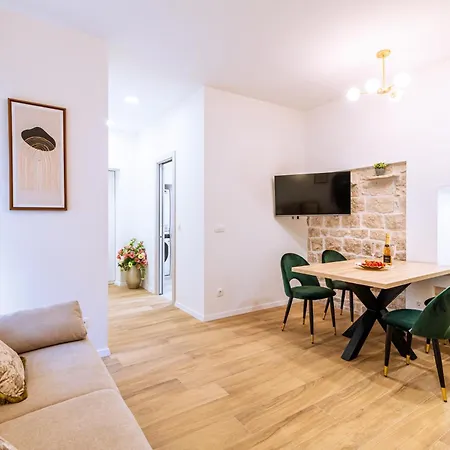Luxury 2 Bedroom-2 Bathroom Apartment With Rooftop Terrace & Luxury Studio App *
